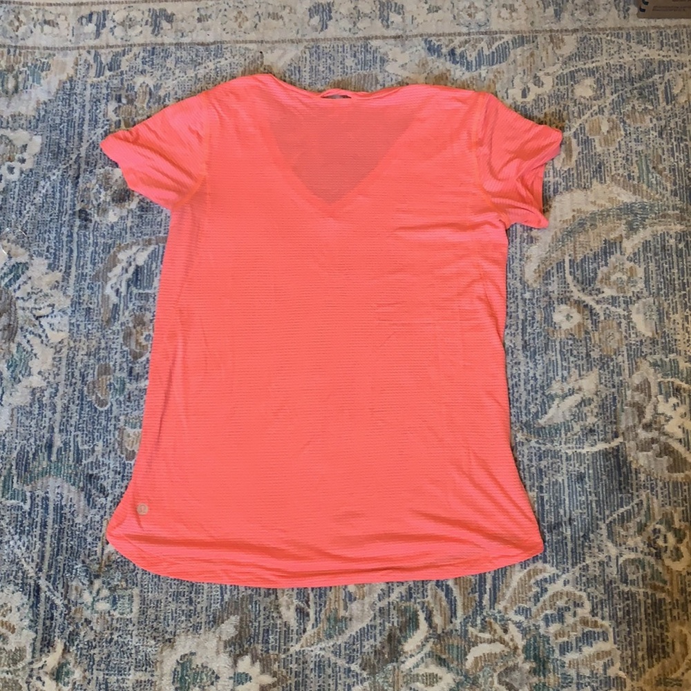 Lululemon Workout V with silver Tec fabric - Picture 2 of 3